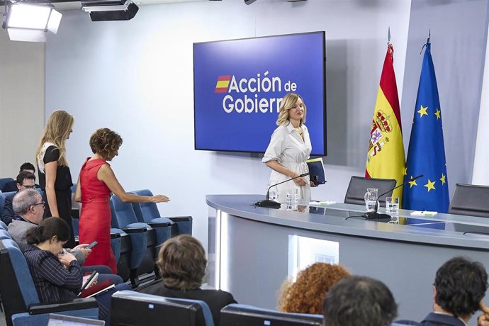 (I-D) La ministra Portavoz, Pilar Alegría; la vicepresidenta primera y ministra de Hacienda, María Jesús Montero y la vicepresidenta tercera y ministra para la Transición Ecológica, Sara Aagesen, 