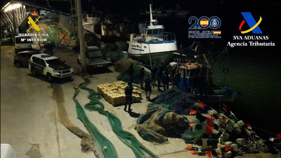 Imagen de los agentes junto a los 48 fardos intervenidos durante la operación.