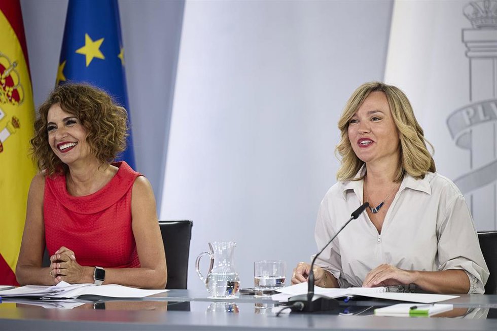La vicepresidenta primera y ministra de Hacienda, María Jesús Montero (i) y la ministra Portavoz, Pilar Alegría (d), durante una rueda de prensa posterior a la reunión del Consejo de Ministros