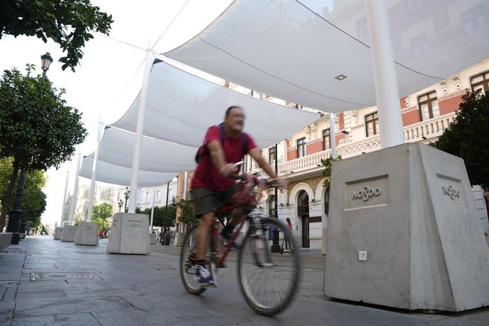 Imágenes de la Avenida de la Constitución de Sevilla luciendo los nuevos toldos.