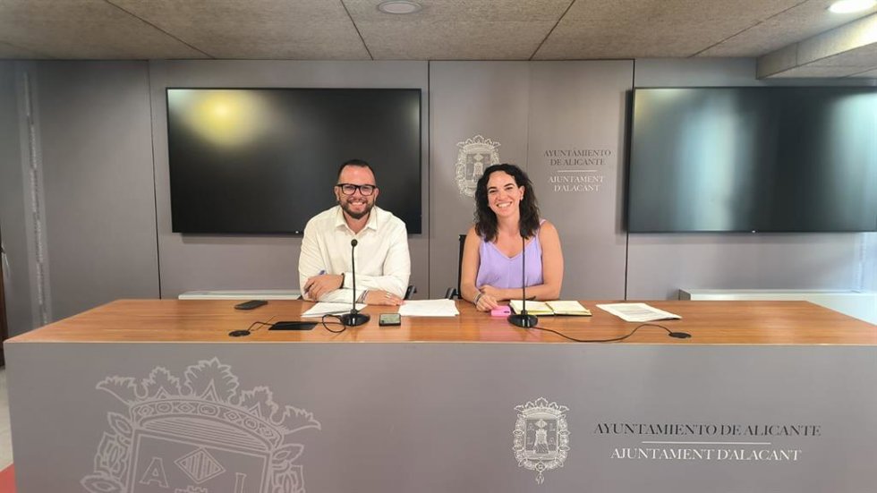 El portavoz de Compromís en el Ayuntamiento de Alicante, Rafa Mas (i), y la edil de la coalición Sara Llobell (d)