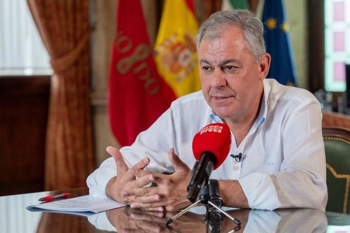 Archivo - José Luis Sanz en su despacho durante una entrevista. Imagen de archivo.