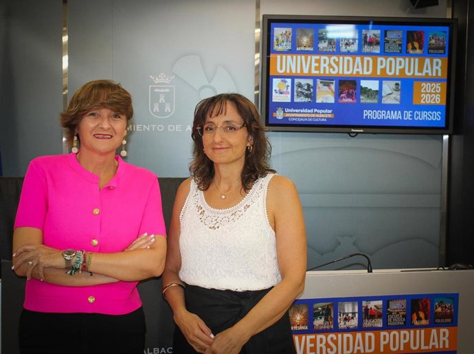 La concejala de Cultura de Albacete, Elena Serrallé, y la directora de la Universidad Popular, Maria José Jimenez.