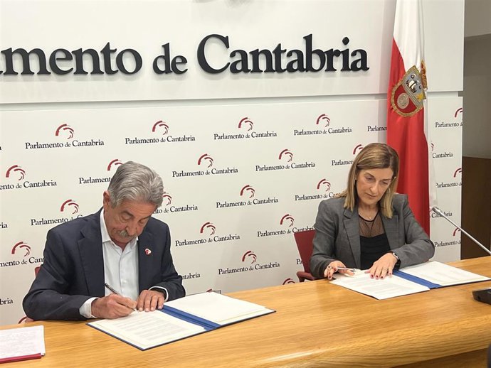 Archivo - Foto de archivo. La presidenta de Cantabria, María José Sáenz de Buruaga, y el secretario general del PRC, Miguel Ángel Revilla, firman el acuerdo para los Presupuestos Generales de 2025