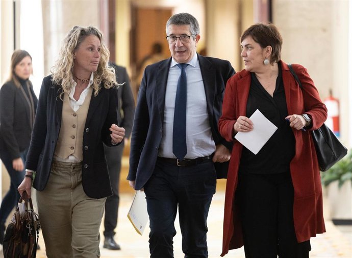 Archivo - El portavoz del Grupo Socialista en el Congreso, Patxi López, flanqueado por la secretaria general y portavoz del partido,  Montse Mínguez, y la diputada Patricia Blanquer.