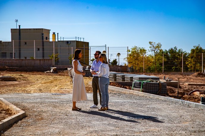 La alcaldesa de Alcalá de Guadaíra, Ana Isabel Jiménez, visita las obras en la barriada Puerta de Alcalá.