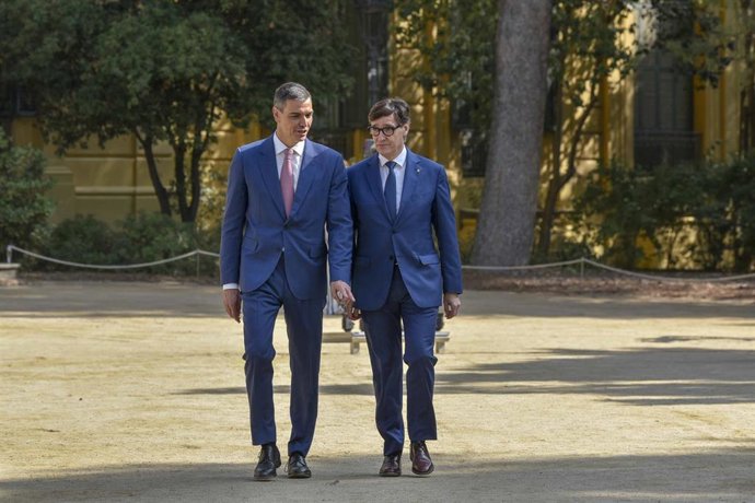 Archivo - El presidente del Gobierno, Pedro Sánchez (i), y el presidente de la Generalitat de Catalunya, Salvador Illa (d), en una imagen de archivo. 