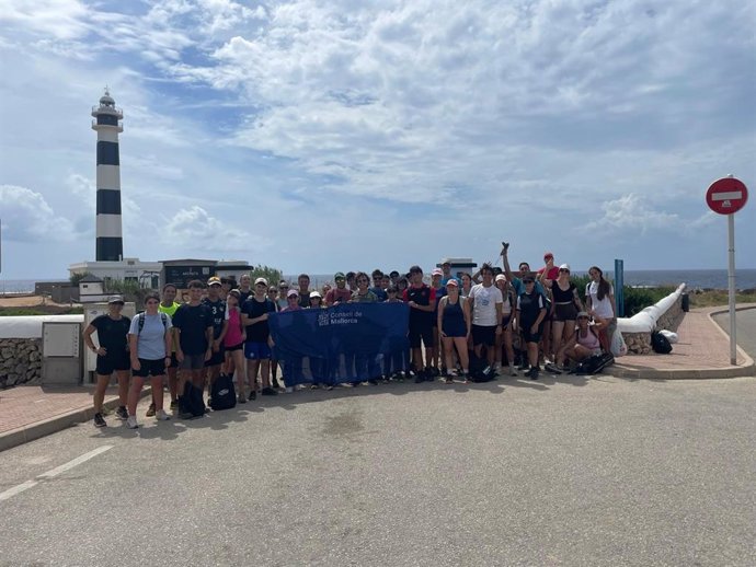Grupo que participa en la ruta juvenil por el Camí de Cavalls