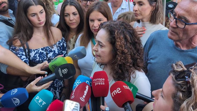 La portavoz del grupo parlamentario Por Andalucía, Inma Nieto, atiende a los medios al asistir en Sevilla al acto de entrega de firmas en apoyo a una Iniciativa Legislativa Popular en defensa de la sanidad pública.