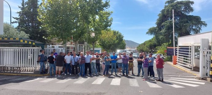 Los trabajadores de Eserman bloquean la entrada de Repsol Química en Puertollano tras el anuncio de reconversión logística.