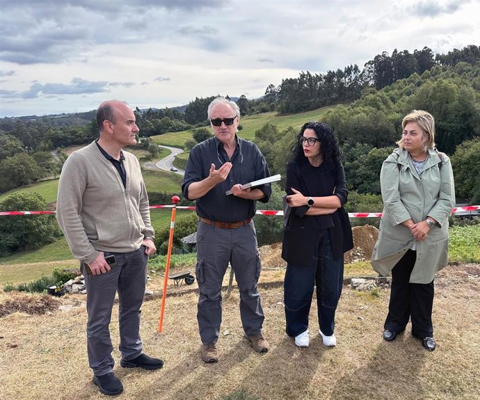 Visita de la consejera de Cultura, Vanesa Gutiérrez, al Castro de Coaña, junto a la alcaldesa del municipio, Rosana González.
