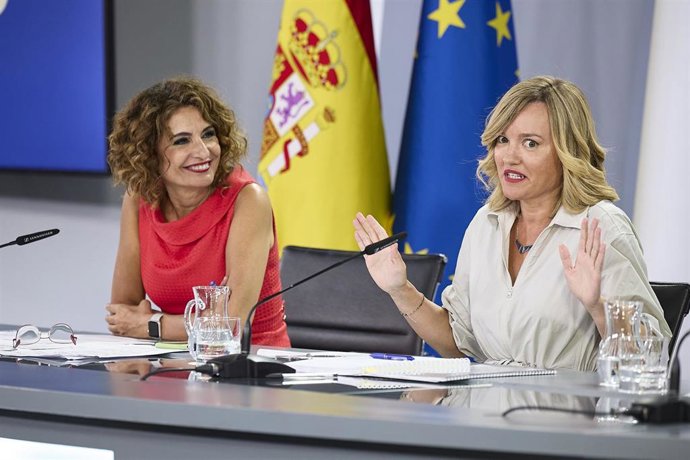 La vicepresidenta primera y ministra de Hacienda, María Jesús Montero (i) y la ministra Portavoz, Pilar Alegría (d), durante una rueda de prensa posterior a la reunión del Consejo de Ministros, a 2 de septiembre de 2025, en Madrid (España). 