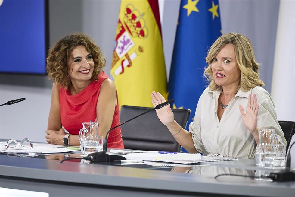 La vicepresidenta primera y ministra de Hacienda, María Jesús Montero (i) y la ministra Portavoz, Pilar Alegría (d), durante una rueda de prensa posterior a la reunión del Consejo de Ministros, a 2 de septiembre de 2025, en Madrid (España).
