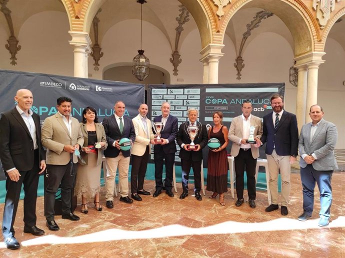 El presidente de la Diputación de Córdoba, Salvador Fuentes (quinto por la dcha.), entre otras autoridades, en la presentación de la XXVIII Copa Andalucía ACB.