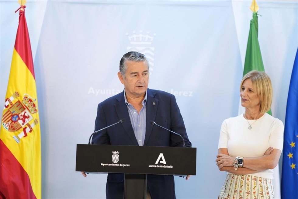 El consejero de la Presidencia, Interior, Diálogo Social y Simplificación Administrativa, Antonio Sanz, junto a la alcaldesa de Jerez de la Frontera, María José García-Pelayo, atiende a los medios tras una reunión mantenida en el Ayuntamiento.