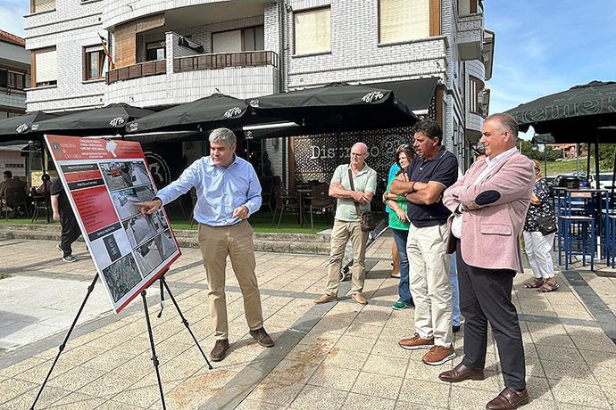 El consejero de Fomento, Roberto Media, y el alcalde de Santoña, Pedro Prieto, durante la explicación técnica del acondicionamiento de aceras y aparcamientos en la travesía de Ajo