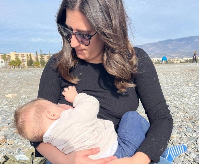 Imagen de recurso de una madre amamantando a su bebé