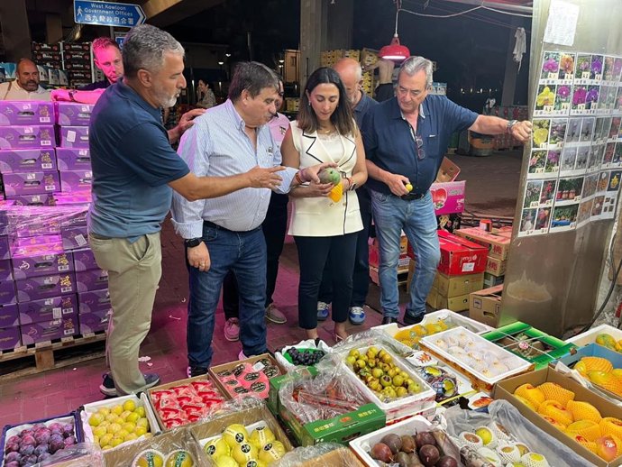 La consejera Sara Rubira, junto con exportadores de la Región de Murcia, en el mercado Yau Ma Tei de Hong Kong