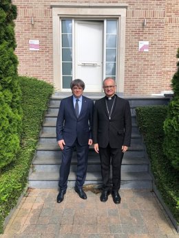 El abad de Montserrat, Manel Gasch, ha visitado este martes al líder de Junts y expresidente de la Generalitat, Carles Puigdemont, en Waterloo (Bélgica).