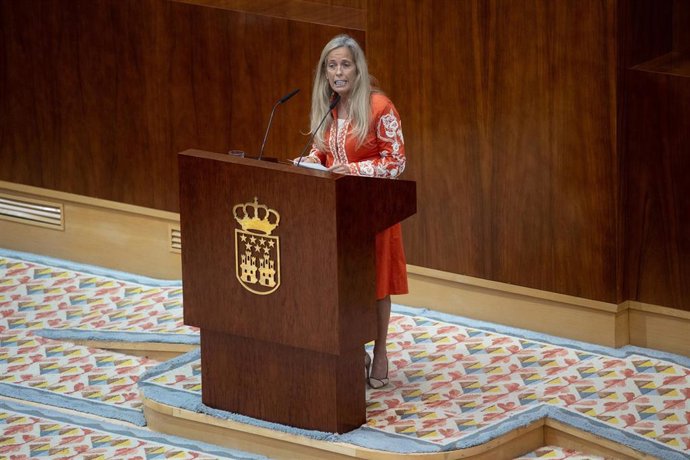 Archivo - La consejera de Economía, Hacienda y Empleo de la Comunidad de Madrid, Rocío Albert, interviene durante una sesión plenaria en la Asamblea de Madrid, a 12 de junio de 2025, en Madrid (España). 
