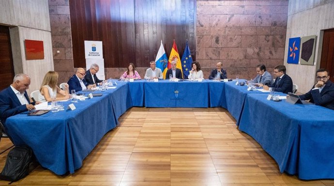 Reunión del presidente de Canarias, Fernando Clavijo, con los grupos parlamentarios para abordar la reforma del sistema de financiación y la condomación de deuda a las comunidades