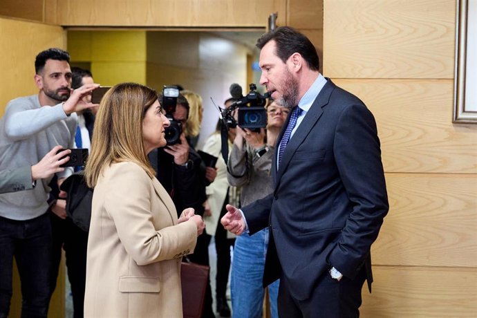 Archivo - Imagen de archivo de un encuentro entre el ministro de Transportes y Movilidad Sostenible, Óscar Puente, y la presidenta de Cantabria, María José Sáenz de Buruaga