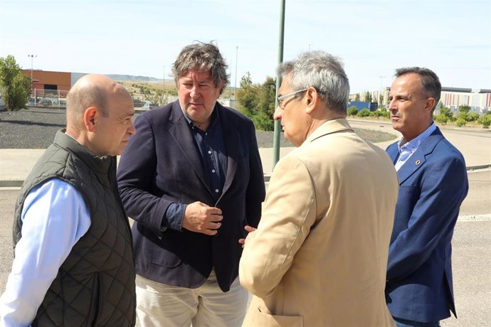 El portavoz de Vox en las Cortes de Aragón, Santiago Morón; el diputado Juan Vidal; el portavoz en el Ayuntamiento de Zaragoza, Julio Calvo; y el vocal del CEP de Zaragoza, Francisco Berna.