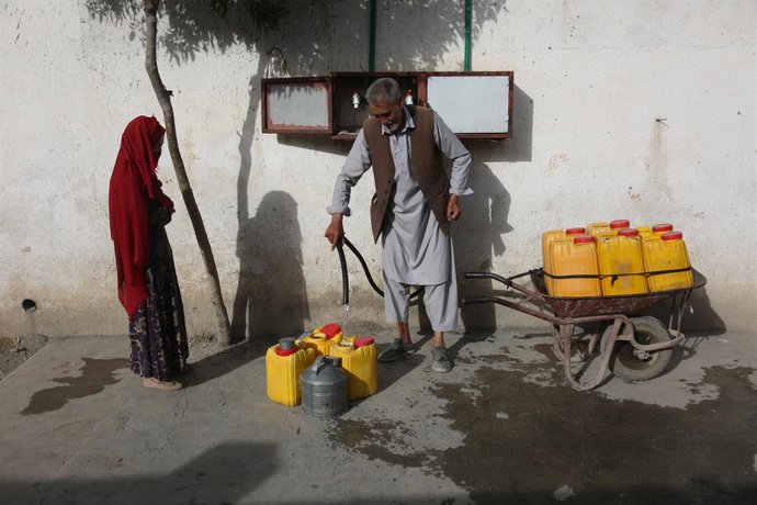 Archivo - KABUL, July 24, 2025  -- A man fills a plastic barrel from a communal tap connected to a 300-meter-deep well to get water in Kabul, Afghanistan, July 22, 2025. TO GO WITH "Feature: Kabul edges closer to running dry as water crisis deepens"