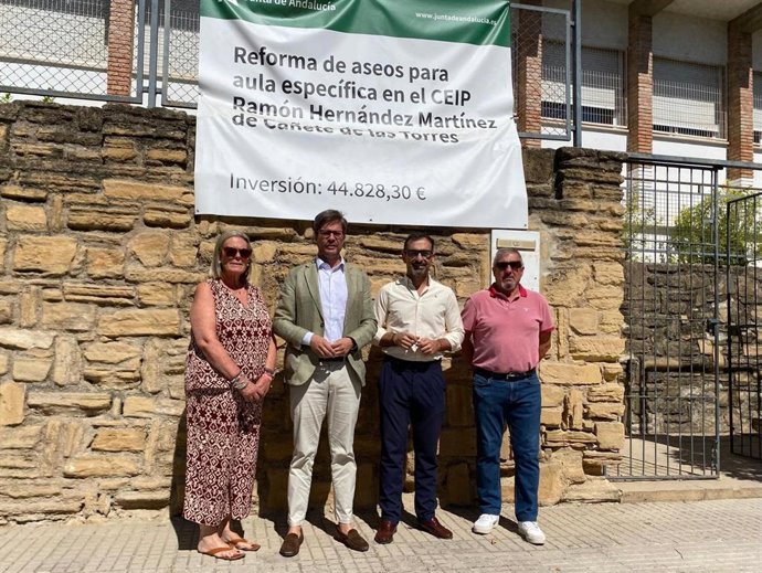 El delegado territorial de Desarrollo Educativo y Formación Profesional, Diego Copé (segundo por la izda.), en su visita al CEIP Ramón Hernández Martínez de Cañete de las Torres.