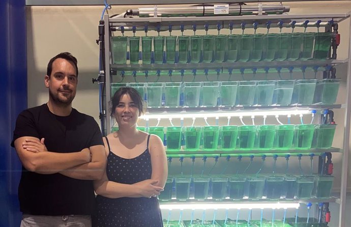Jose V. Torres Pérez Y Maria Abellán Álvaro Junto A Las Instalaciones De Peces Cebra De La Universitat De València (Planta Experimental De Acuarios – SCSIE).