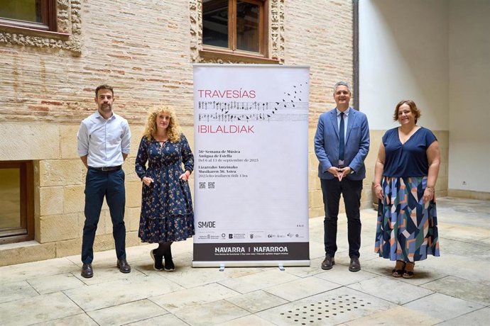 De izquierda a derecha: el gerente de la Fundación Baluarte, Rubén Jauquicoa; la directora artística de la SMADE, Raquel Andueza; el director general de Cultura, Ignacio Apezteguía; y la alcaldesa de Estella-Lizarra, Marta Ruiz de Alda