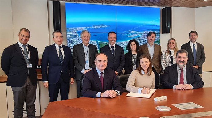 El presidente de la Autoridad Portuaria de Algeciras (APBA), Gerardo Landaluce, junto a la CEO de Procomer, Laura López, en una visita en enero a las instalaciones portuarias.