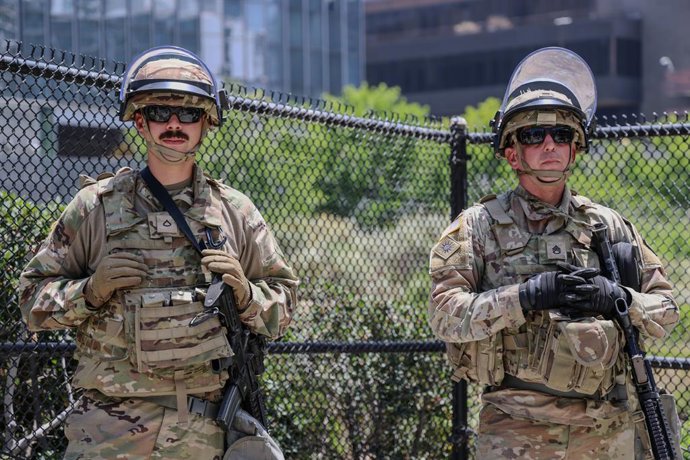 Archivo - Arquivo - 14 de junho de 2025, Los Angeles, Califórnia, EUA: Pequenos grupos de militares da Guarda Nacional são colocados de forma vulnerável nas ruas do centro de Los Angeles durante o protesto No Kings em 14 de junho de 2025.