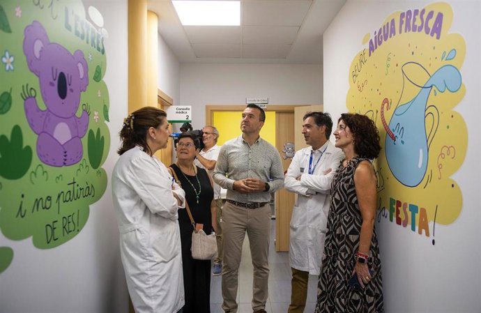 Mompó durante su visita a la sala de Urgencias Pediátricas del Hospital General de València para ver la nueva decoración impulsada por el área de Foment del Valencià de la corporación provincial