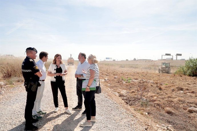 L'alcaldessa de València, María José Catalá, visita els treballs de neteja de la nova llera del riu Turia realitzats per l'Ajuntament per a retirar restes arrossegades per la dana del 29 d'octubre.