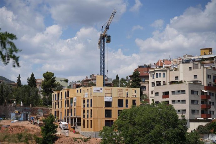Archivo - Construcción de un edificio en Vallcarca, a 31 de julio de 2025, en Barcelona, Catalunya (España).