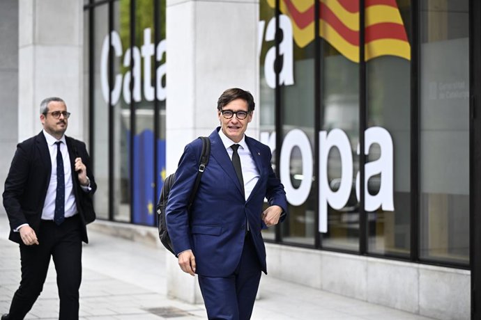 El presidente de la Generalitat, Salvador Illa (d), a su llegada a una reunión con el presidente de Junts per Catalunya, Carles Puigdemont, a 2 de agosto de 2025, en Bruselas (Bélgica). Illa, quién ha promovido la reunión, ha remarcado su intención de ten