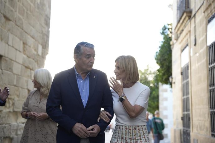 El consejero de la Presidencia, Interior, Diálogo Social y Simplificación Administrativa, Antonio Sanz, y la alcaldesa de Jerez de la Frontera,  María José García-Pelayo, se dirigen al Ayuntamiento de la localidad donde mantendrán una reunión. 