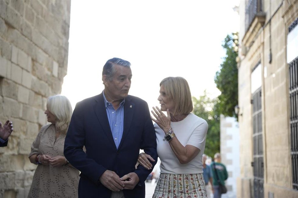 El consejero de la Presidencia, Interior, Diálogo Social y Simplificación Administrativa, Antonio Sanz, y la alcaldesa de Jerez de la Frontera, María José García-Pelayo, se dirigen al Ayuntamiento de la localidad donde mantendrán una reunión. 