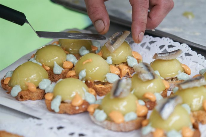 Archivo - Un camarero elabora pintxos en la semana del Pintxo de Álava