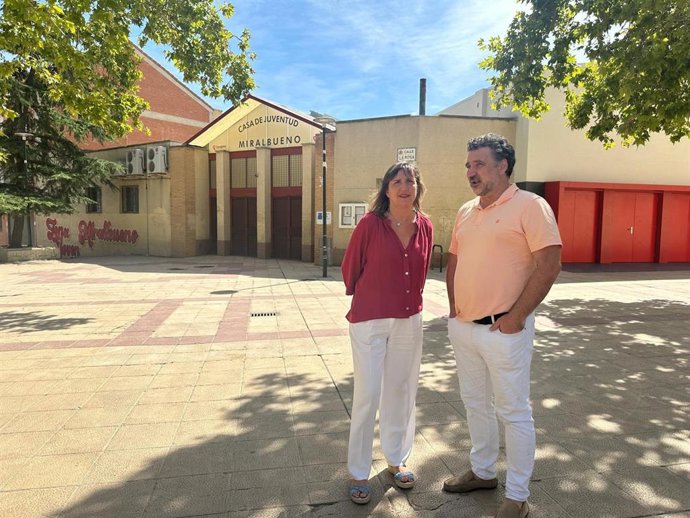 La portavoz del grupo municipal del PSOE en el Ayuntamiento de Zaragoza, Lola Ranera, y le conejal Paco Galán, en la Zona Joven de Miralbueno
