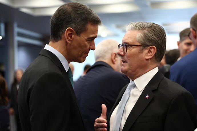 Archivo - El presidente del Gobierno, Pedro Sánchez, conversa con el primer ministro de Reino Unido, Keir Starmer, durante la cumbre de la Comunidad Política Europea, a 16 de mayo de 2025, en Tirana (Albania).