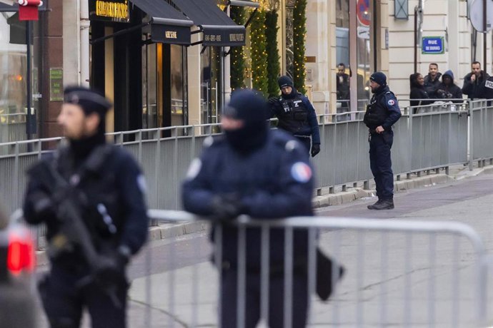 Archivo - Agentes de Policía en París