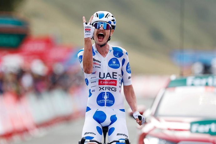 O piloto australiano Jay Vine (UAE Team Emirates) comemora sua segunda vitória na Vuelta em 2025.