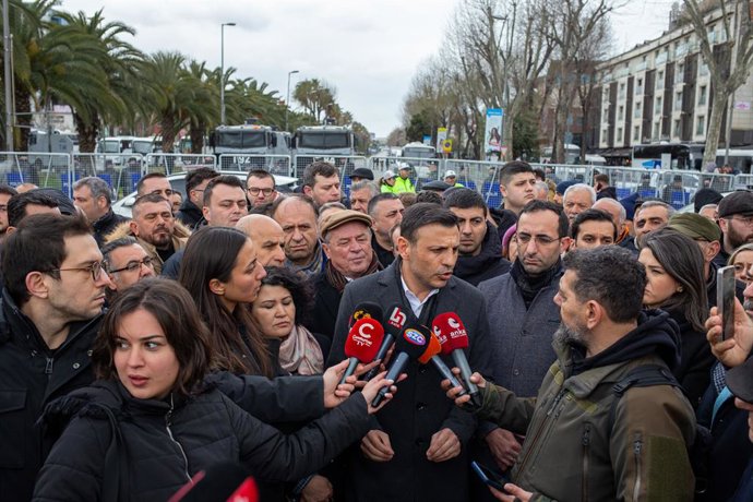 Archivo - March 19, 2025: ISTANBUL, TURKEY - MARCH 19, 2025: After Ekrem Imamoglu was taken into custody and brought to the Police Department on Vatan Street, CHP Youth Branch Istanbul Provincial Chairman Ozgur Celik delivered a press statement. Mayor Ekr