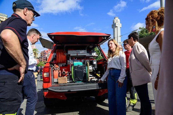 La presidenta del Cabildo de Tenerife, Rosa Dávila, con uno de los nuevos vehículos de los Bomberos Voluntarios