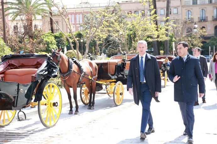Archivo - El presidente de la Junta de Andalucía, Juanma Moreno (d), y el de la Xunta de Galicia, Alfonso Rueda (i), caminan por el centro de Sevilla. A 18 de marzo de 2025, en Sevilla (Andalucía, España). (Foto de archivo).