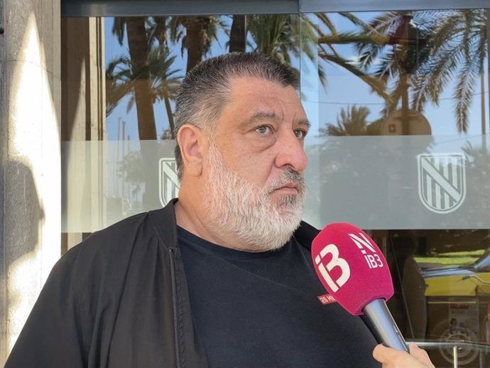 Archivo - El portavoz de Podemos en Baleares, Jesús Jurado, en declaraciones a los medios.