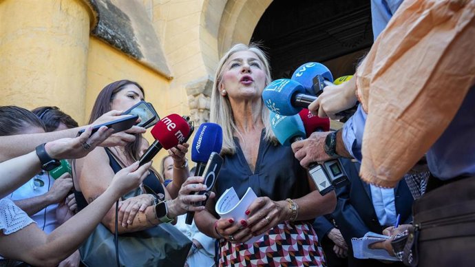 La consejera de Cultura y Deporte de la Junta, Patricia del Pozo, atiende a los medios de comunicación.