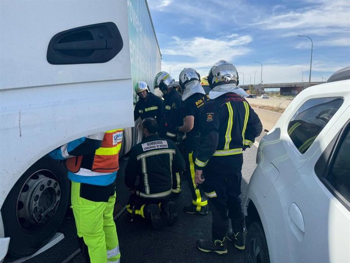 Un accidente múltiple entre tres turismos y un camión provoca un gran atasco en la A-2 a la altura de Torrejón